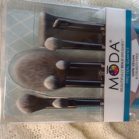 MODA® BRUSH Pro Teal 8pc Glam Kit - Picture 2 of 8